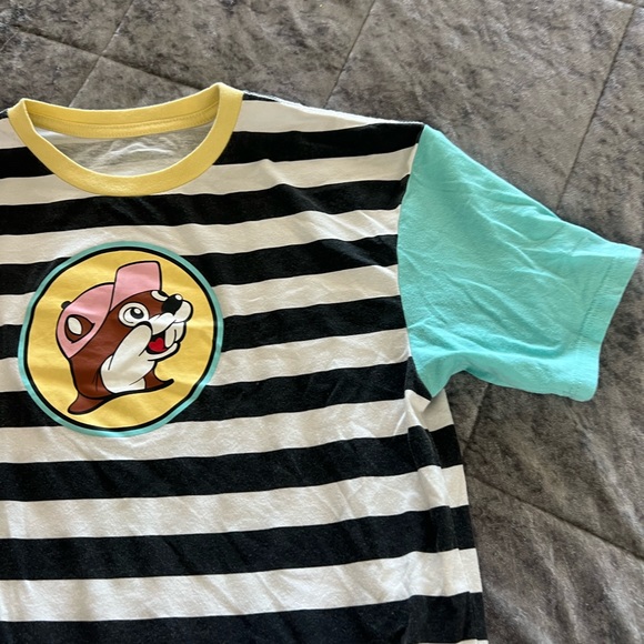 Buc-ee’s Kids Large Stripped Block Logo Tee - Picture 3 of 6